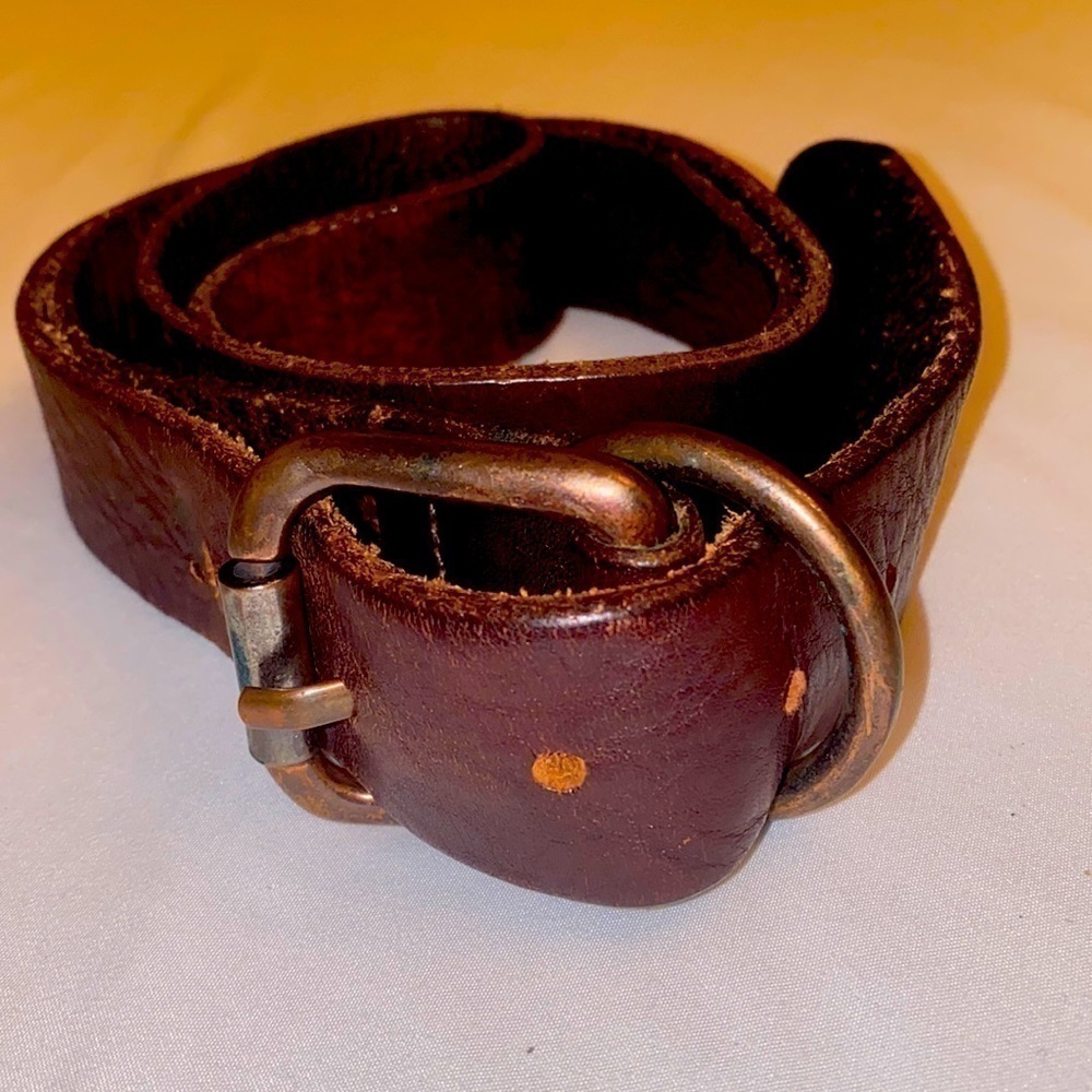 Men’s cognac brown 💯 leather belt. Brass tone buckle. Size 42” by 1.5” Vintage.